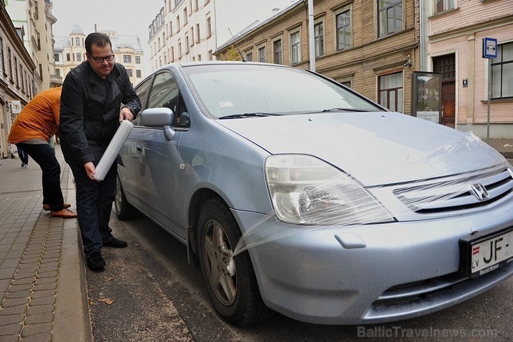 Iesaiņojot automašīnu, Eiropas Savienības iniciatīvas Pārvietojies gudri aktīvisti kopā ar Rīgas domes Satiksmes departamenta direktoru Krišjāni Peter Iesaiņojot automašīnu, Eiropas Savienības iniciatīvas Pārvietojies gudri aktīvisti kopā ar Rīgas domes Satiksmes departamenta direktoru Krišjāni Peter 106447