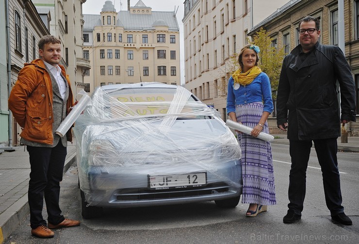 Iesaiņojot automašīnu, Eiropas Savienības iniciatīvas Pārvietojies gudri aktīvisti kopā ar Rīgas domes Satiksmes departamenta direktoru Krišjāni Peter 106450