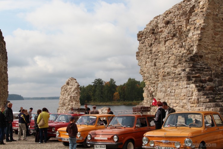Kokneses pilsdrupās un Likteņdārzā 21.09., pateicoties Kokneses Jauniešu biedrības iniciatīvai, bija iespēja apskatīt retro automobiļus ZAZ. Parādi ar 106533