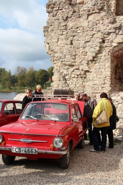 Kokneses pilsdrupās un Likteņdārzā 21.09., pateicoties Kokneses Jauniešu biedrības iniciatīvai, bija iespēja apskatīt retro automobiļus ZAZ. Parādi ar 106537