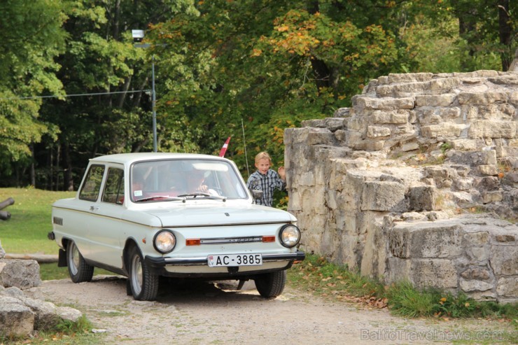 Kokneses pilsdrupās un Likteņdārzā 21.09., pateicoties Kokneses Jauniešu biedrības iniciatīvai, bija iespēja apskatīt retro automobiļus ZAZ. Parādi ar 106541