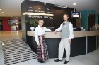 Rīgas četru zvaigžņu viesnīcas «Islande Hotel» viesu uzņemšanas dienests kopš 24.09.2013 ir latviešu tautas tērpos - www.islandehotel.lv 1