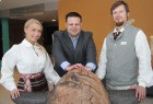 Rīgas četru zvaigžņu viesnīcas «Islande Hotel» viesu uzņemšanas dienests kopš 24.09.2013 ir latviešu tautas tērpos - www.islandehotel.lv 13