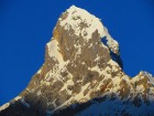 ...bet blakus tam paceļas Bakhordas kalns, kuram piemīt interesantas formas virsotne, kā dēļ vietējie to iesaukuši par Baltoro Dāmas pirkstiņu 11