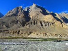 Drīz vien apkārtne ieguva tipisko Karakoruma kalnu aplēses - sausi, stāvi un izroboti, brūnganā akmens kalni, kas vietām atseguši dažādas kalna nokrās 8