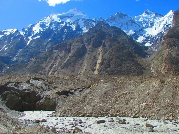 Trekinga ceturtajā dienā beidzot tiek sasniegts slavenais, 62 km garais Baltoro Glacier, kas ir ceturtais lielākais ledājs pasaulē, ārpus abiem poliem Trekinga ceturtajā dienā beidzot tiek sasniegts slavenais, 62 km garais Baltoro Glacier, kas ir ceturtais lielākais ledājs pasaulē, ārpus abiem poliem 106672