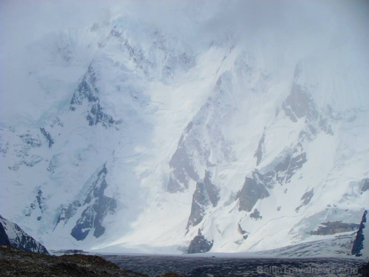 ...līdz nonākot pie lielākās no tām, Yermanendu Glacier ledāja, saprotu, ka tieši pretī man slejas slavenais Masherbrum kalns jeb K1 106711