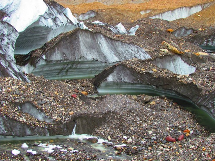 Strautiņi izgrauzuši mazas aizas uz Baltoro ledāja virsmas 106729