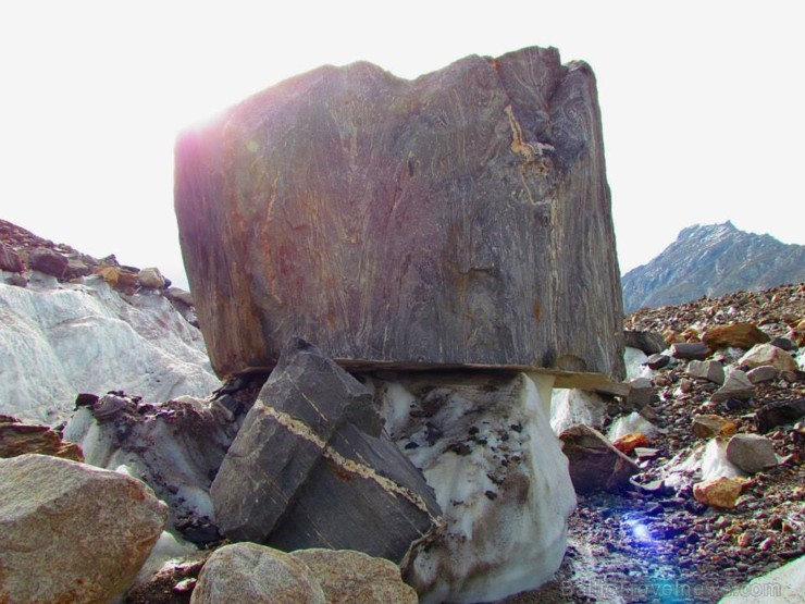 Lieli akmeņi, kas sakritusi uz Baltoro ledāja 106730