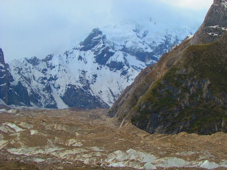 Muztagh Tower kalna viena no ledāju mēlēm, kas sazarojas ar Baltoro Glacier... 106731