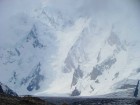 ...līdz nonākot pie lielākās no tām, Yermanendu Glacier ledāja, saprotu, ka tieši pretī man slejas slavenais Masherbrum kalns jeb K1 5