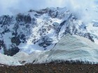 Aisbergi uz Biarchedi kalnu grēdas fona 33