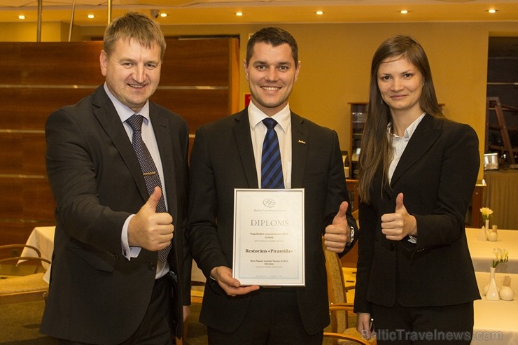 Aivars Mackevičs (BalticTravelnews.com direktors), Kalvis Krapāns (viesnīcas Radisson Blu Hotel Rīdzene restorāna Piramīda vadītājs) un Karina Sabirov Aivars Mackevičs (BalticTravelnews.com direktors), Kalvis Krapāns (viesnīcas Radisson Blu Hotel Rīdzene restorāna Piramīda vadītājs) un Karina Sabirov 106950