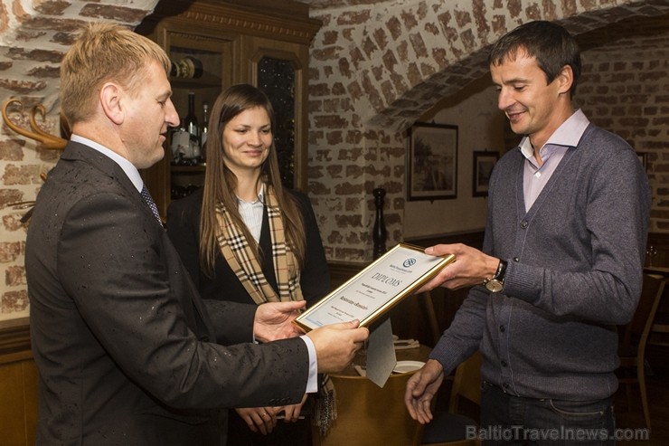 Aivars Mackevičs (BalticTravelnews.com direktors) pasniedz diplomu Guntaram Skrastiņam (restorāna Rossini vadītājam) 106954