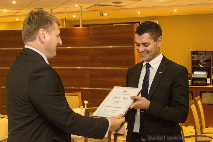 Aivars Mackevičs (BalticTravelnews.com direktors) pasniedz diplomu Kalvim Krapānam (viesnīcas Radisson Blu Hotel Rīdzene restorāna Piramīda vadītājam) 106957