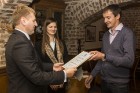 Aivars Mackevičs (BalticTravelnews.com direktors) pasniedz diplomu Guntaram Skrastiņam (restorāna Rossini vadītājam) 13
