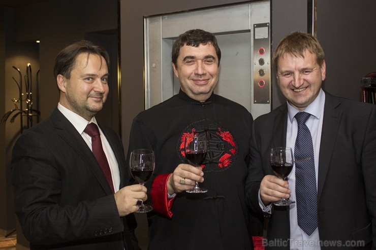 No kreisās - Rosinter Restaurants ģenerālpārvaldnieks Aleksandrs Čupāns, no labās - BalticTravelnews.com direktors Aivars Mackevičs No kreisās - Rosinter Restaurants ģenerālpārvaldnieks Aleksandrs Čupāns, no labās - BalticTravelnews.com direktors Aivars Mackevičs 107009