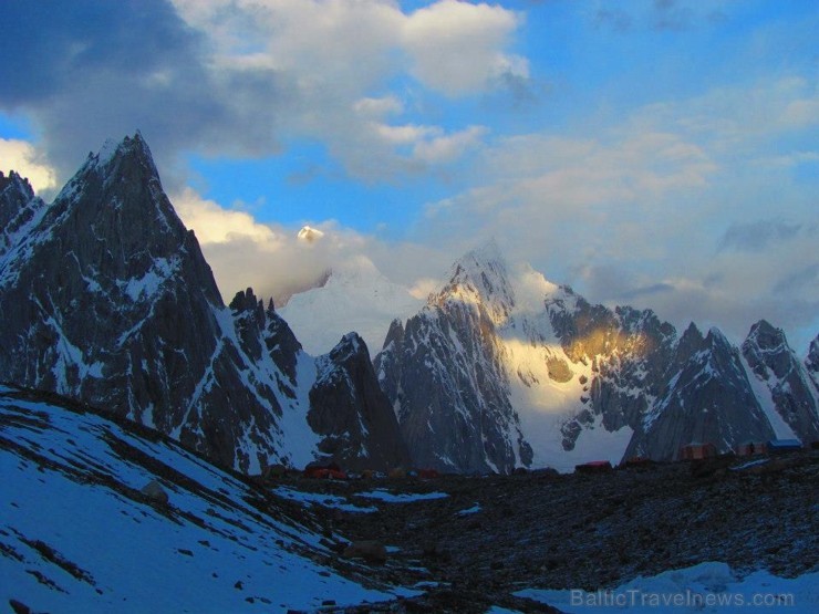 Tā ir Karakoruma kalnu sirds, kur tiekas pieci ledāji, bet virs tiem paceļas četri no planētas četrpadsmit 8000-niekiem un trešdaļa jeb seši no pasaul 107075
