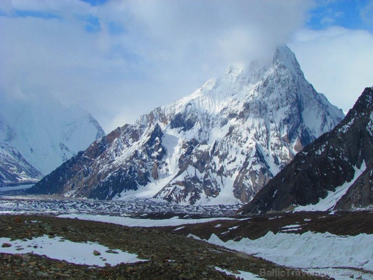 Baltoro ledājam uz brīdi tiek teiktas ardievas un tālāk ceļš līdz K2 pakājei ved par Godwin Austin ledus upi Baltoro ledājam uz brīdi tiek teiktas ardievas un tālāk ceļš līdz K2 pakājei ved par Godwin Austin ledus upi 107083