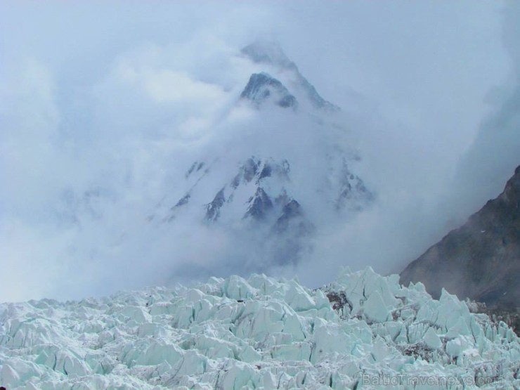 Karakoruma kalnos valda mūžīgais Ledus laikmets, jo 28-50 % no tiem klāj ledāji, turpretī Himalajiem šis rādītājs ir tikai 8-12 %, bet Alpiem tikai 2, 107096