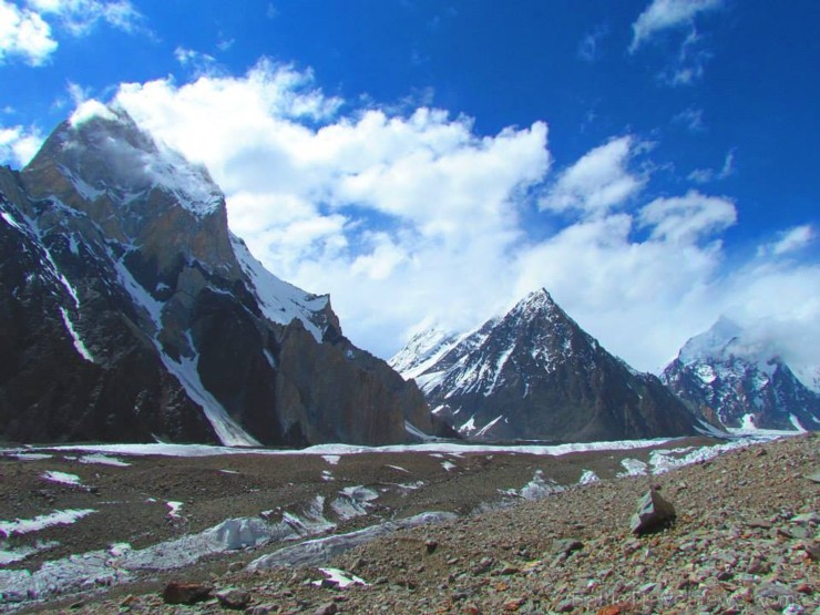 Diena būtu izdevusies uz visiem simts, ja vien laiks nebūtu pa dienu nomācies, aizsedzot K2. No rīta Konkordijā pavērās zilas debesis, bet tuvojoties  107097