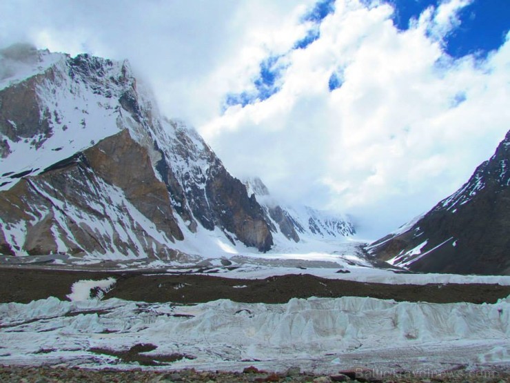 Karakorum kalnu ieleja un ledājs 107106