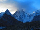 Gasherbrum IV (7925 m) un Gašerbrum grēda rītausmā no Konkordijas nometnes 7