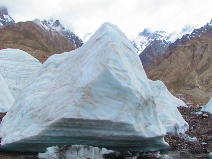 …milzīgus, pilnīgi baltus aisbergus, kas dreifē pa tumšo ledus upi... 107150