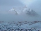 Skats ir pārsteidzošs, snieg sniegs, visapkārt balts un apsnidzis, bet kalni aiz mākoņiem paslēpušies. Izskatījās kā Antarktīdā, vienīgi pingvīnu trūk 2