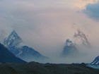 Ļoti noslēpumaina un arktiska ainava. Kāda virsotne pēkšņi no mākoņa kalna izlīda ārā, citur kalni dūmakas skavās kā rēgi pazib uz pāris minūtēm vai p 3