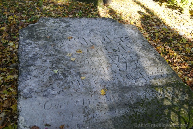 Sunākstes vecajos kapos 1796. gadā apglabāts arī Vecais Stenders, kurš bijis pirmās latviešu ābeces autors 107180
