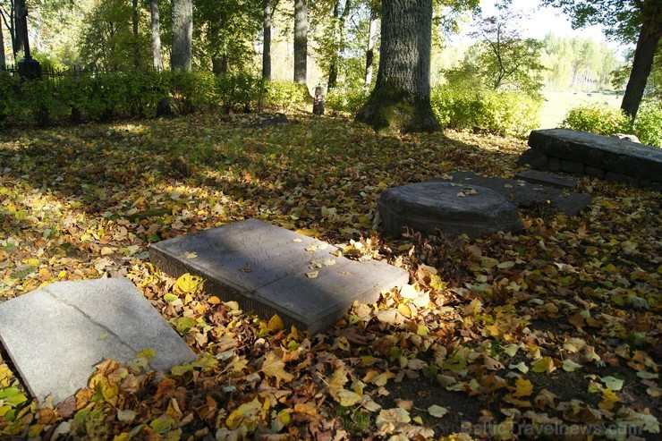 Stenderu dzimtas kapi atrodas uzkalniņā aiz Sunākstes baznīcas, kuru tagad dēvē par Stenderu kapu kalniņu 107182