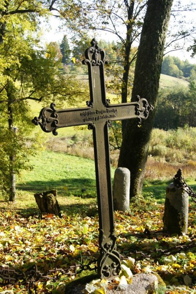 Sunākstes vecie kapi glabā daudzus dzīvesstāstus, tai skaitā Vārnavas muižas īpašnieka meitas un Vecā Stendera 107183