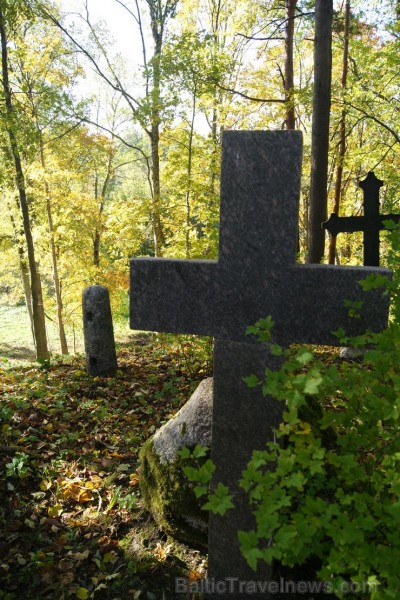 Sunākstes vecie kapi glabā daudzus dzīvesstāstus, tai skaitā Vārnavas muižas īpašnieka meitas un Vecā Stendera 107184