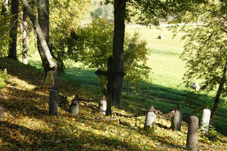Sunākstes vecie kapi glabā daudzus dzīvesstāstus, tai skaitā Vārnavas muižas īpašnieka meitas un Vecā Stendera 107187