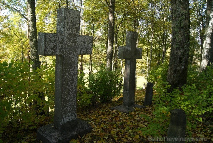 Sunākstes vecie kapi glabā daudzus dzīvesstāstus, tai skaitā Vārnavas muižas īpašnieka meitas un Vecā Stendera 107188