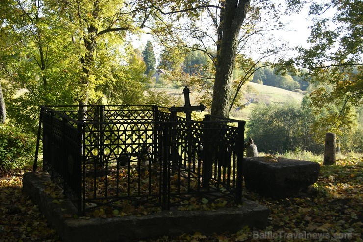 Sunākstes vecie kapi glabā daudzus dzīvesstāstus, tai skaitā Vārnavas muižas īpašnieka meitas un Vecā Stendera 107189