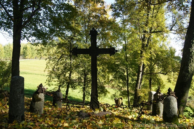 Sunākstes vecie kapi glabā daudzus dzīvesstāstus, tai skaitā Vārnavas muižas īpašnieka meitas un Vecā Stendera 107191