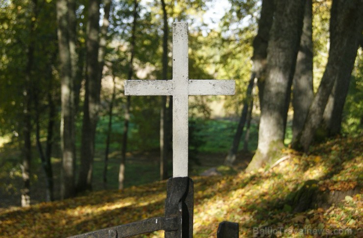 Sunākstes vecie kapi glabā daudzus dzīvesstāstus, tai skaitā Vārnavas muižas īpašnieka meitas un Vecā Stendera 107193