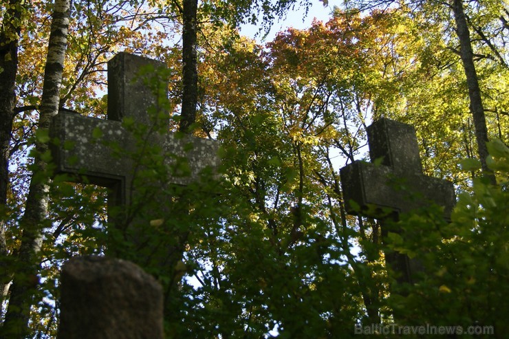 Sunākstes vecie kapi glabā daudzus dzīvesstāstus, tai skaitā Vārnavas muižas īpašnieka meitas un Vecā Stendera 107195