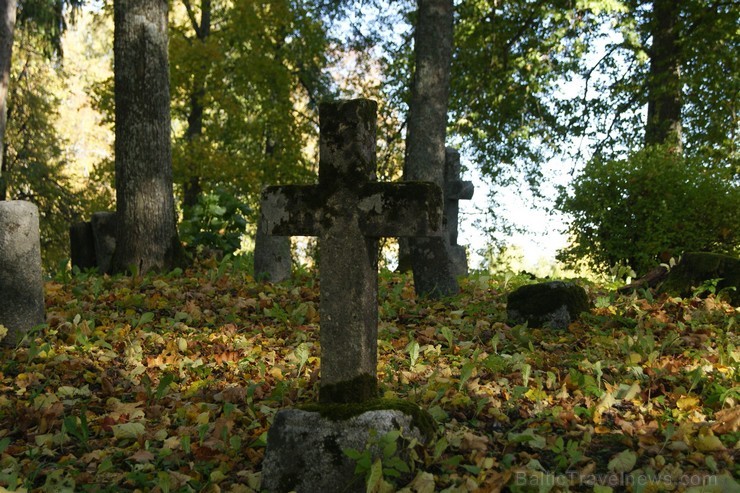 Sunākstes vecie kapi glabā daudzus dzīvesstāstus, tai skaitā Vārnavas muižas īpašnieka meitas un Vecā Stendera 107196