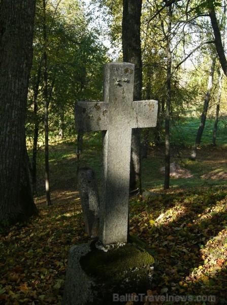 Sunākstes vecie kapi glabā daudzus dzīvesstāstus, tai skaitā Vārnavas muižas īpašnieka meitas un Vecā Stendera 107197