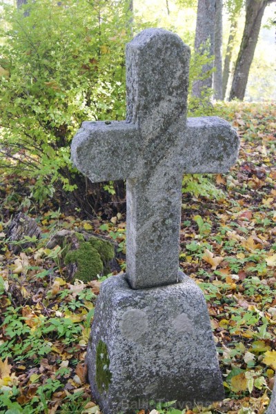Sunākstes vecie kapi glabā daudzus dzīvesstāstus, tai skaitā Vārnavas muižas īpašnieka meitas un Vecā Stendera 107198