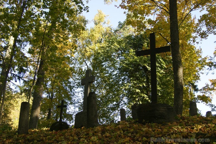 Sunākstes vecie kapi glabā daudzus dzīvesstāstus, tai skaitā Vārnavas muižas īpašnieka meitas un Vecā Stendera 107200