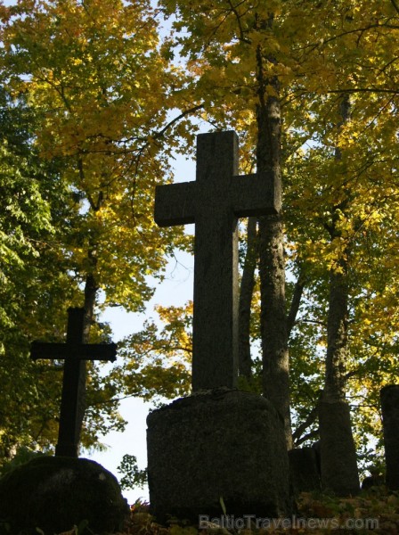 Sunākstes vecie kapi glabā daudzus dzīvesstāstus, tai skaitā Vārnavas muižas īpašnieka meitas un Vecā Stendera 107202