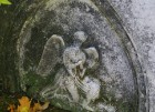 Sunākstes vecie kapi glabā daudzus dzīvesstāstus, tai skaitā Vārnavas muižas īpašnieka meitas un Vecā Stendera 13