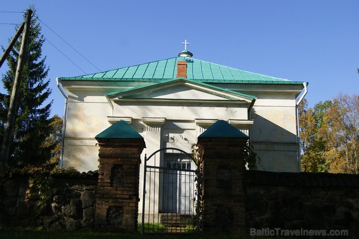 No 1766. - 1796. gadam te par mācītāju strādājis Vecais Stenders ( 1714. - 1796.). Pie baznīcas 1889. gadā atklāts piemiņas akmens Vecajam Stenderam.  107207