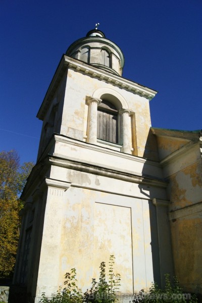 No 1766. - 1796. gadam te par mācītāju strādājis Vecais Stenders ( 1714. - 1796.). Pie baznīcas 1889. gadā atklāts piemiņas akmens Vecajam Stenderam.  107211