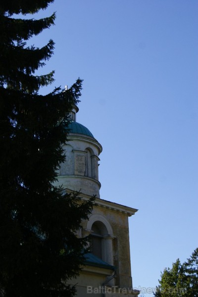 No 1766. - 1796. gadam te par mācītāju strādājis Vecais Stenders ( 1714. - 1796.). Pie baznīcas 1889. gadā atklāts piemiņas akmens Vecajam Stenderam. No 1766. - 1796. gadam te par mācītāju strādājis Vecais Stenders ( 1714. - 1796.). Pie baznīcas 1889. gadā atklāts piemiņas akmens Vecajam Stenderam. 107218