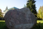 Pie baznīcas 1889. gadā atklāts piemiņas akmens Vecajam Stenderam. Akmenī iecirstais uzraksts ir no Augstās gudrības grāmatas- Kas visus mūs lielus pa 12